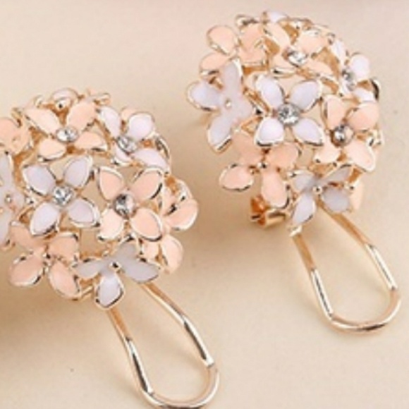 HP🌸Gold Rhinestone Bouquet of Flowers earrings - Picture 2 of 3